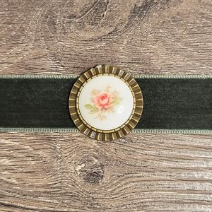 VELVET MUSE Cabbage Rose Cameo Choker - Green